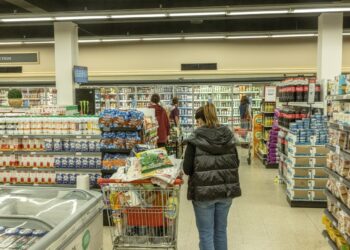 Pese a la baja del dólar, los alimentos siguen subiendo
