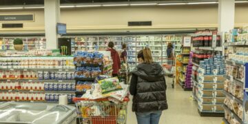 Pese a la baja del dólar, los alimentos siguen subiendo
