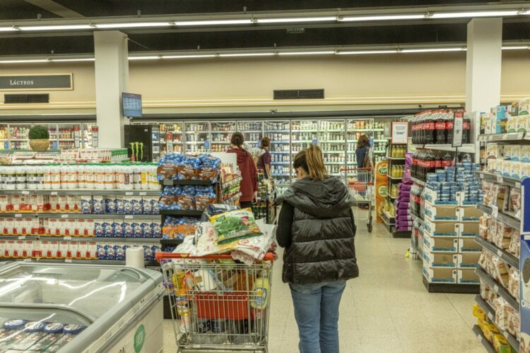 A pesar de que el costo de vida baja, la Argentina volvió a tener la inflación más alta del mundo