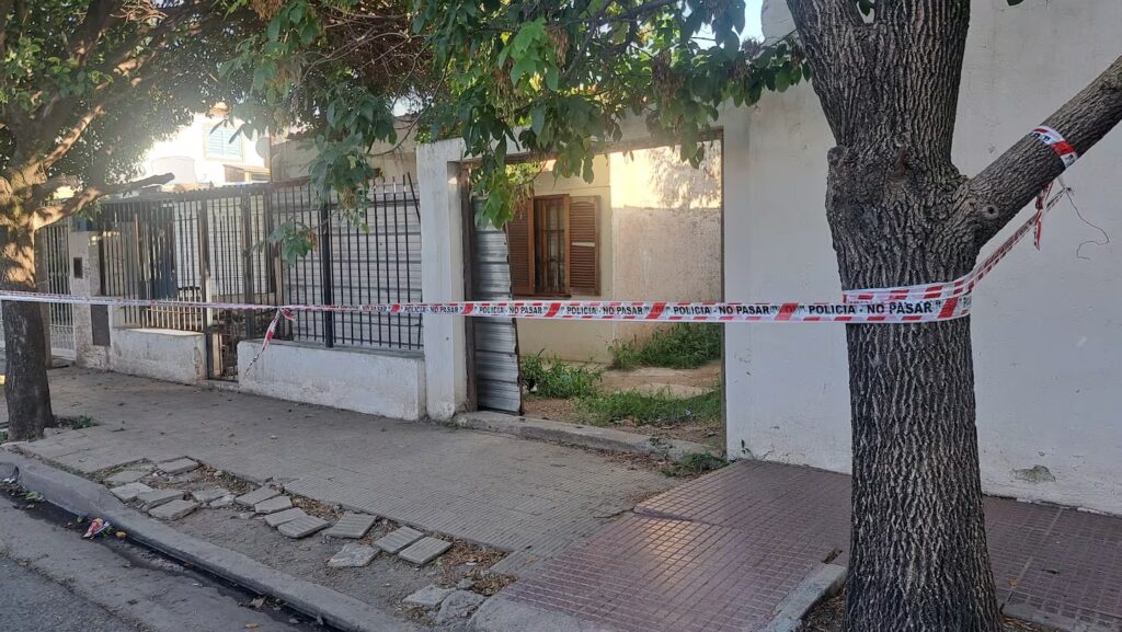 Hallaron a un hombre mayor sin vida y envuelto en sábanas en su vivienda de Córdoba