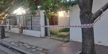 Hallaron a un hombre mayor sin vida y envuelto en sábanas en su vivienda de Córdoba