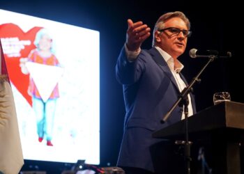 Llaryora marca su antagonismo con Milei desde los DD.HH.