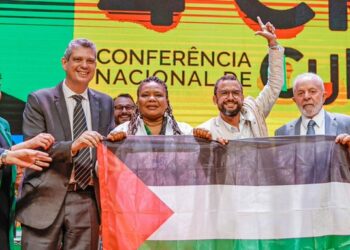 Lula posó con una bandera palestina