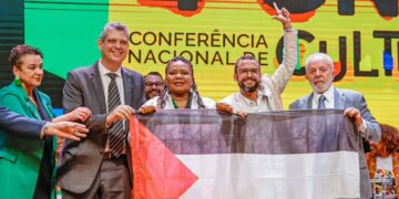 Lula posó con una bandera palestina