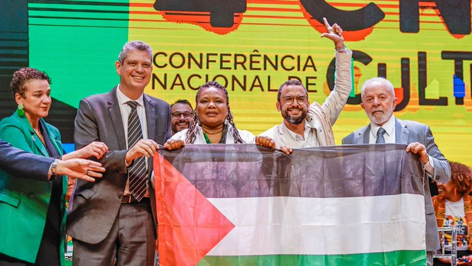 Lula posó con una bandera palestina