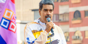 Milei refugió a seis opositores en la embajada de Caracas y reclamó cesar el «hostigamiento»