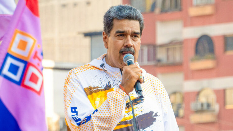 Milei refugió a seis opositores en la embajada de Caracas y reclamó cesar el "hostigamiento"