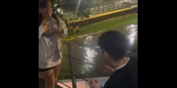 Le propuso casamiento a su novia en el medio del temporal y dos mariachis musicalizaron el momento