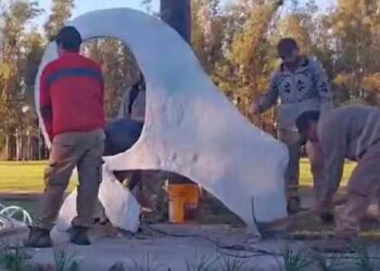 Removieron un monumento a las Madres de Plaza de Mayo