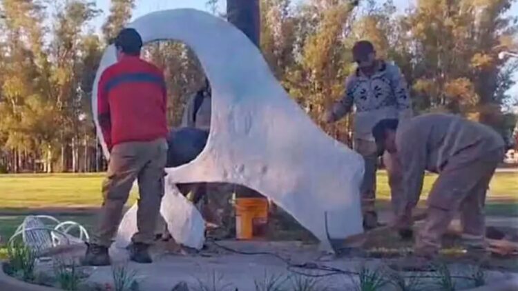 Removieron un monumento a las Madres de Plaza de Mayo