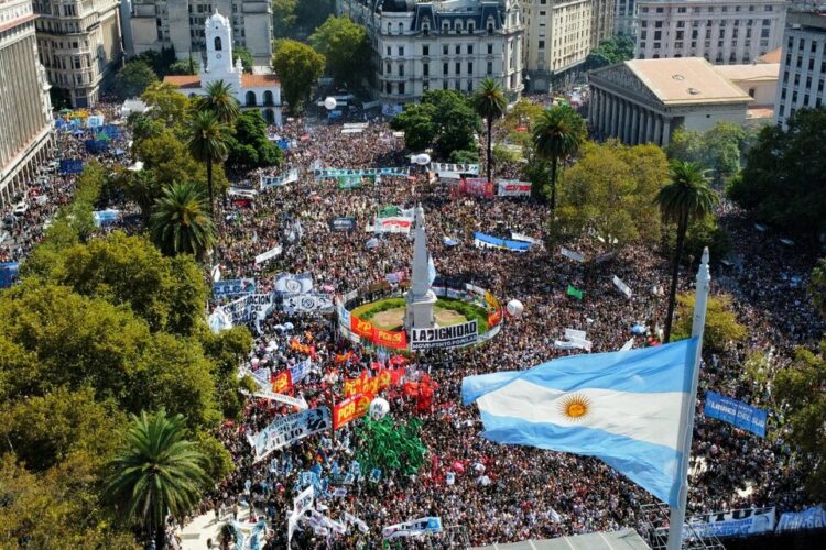 Contundente renovación del grito de "Nunca Más" en las calles de Argentina