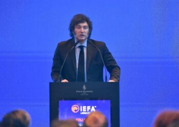 Milei refugió a seis opositores en la embajada de Caracas y reclamó cesar el «hostigamiento»