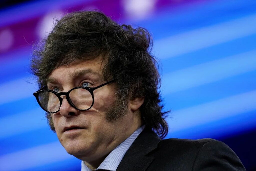 Milei echó al secretario de Trabajo por la suba de sueldos en el Gobierno