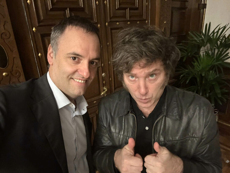 El presidente Javier Javier Milei con el vocero presidencial Manuel Adorni.