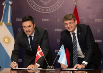 El Gobierno avanzó con la compra de los aviones de guerra F-16: Petri firmó un acuerdo con su par danés