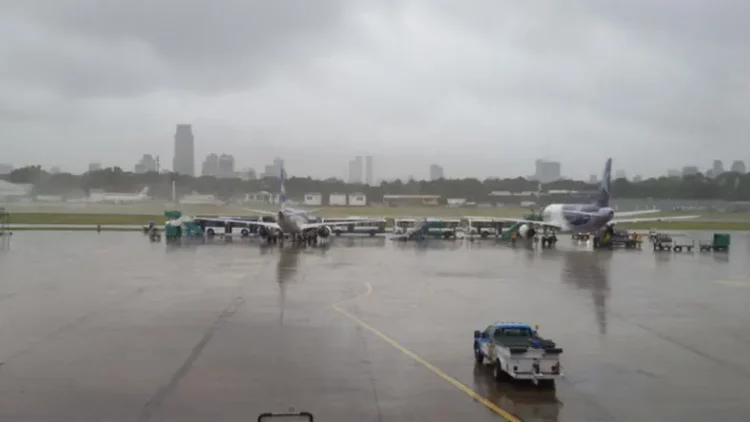 Más de 60 vuelos demorados, cancelados o desviados por el fuerte temporal en el Amba