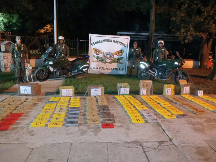 El camión transportaba los estupefacientes ocultos en listones de madera.