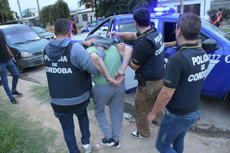 Detuvieron a cuatro personas por robos y estafas en internet
