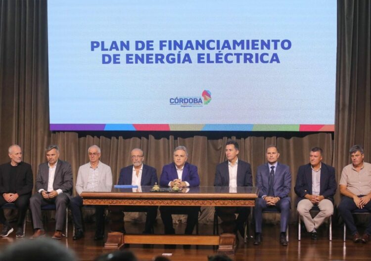 * El gobernador Martín Llaryora encabezó el lanzamiento del Plan de Financiamiento de Energía Eléctrica.
