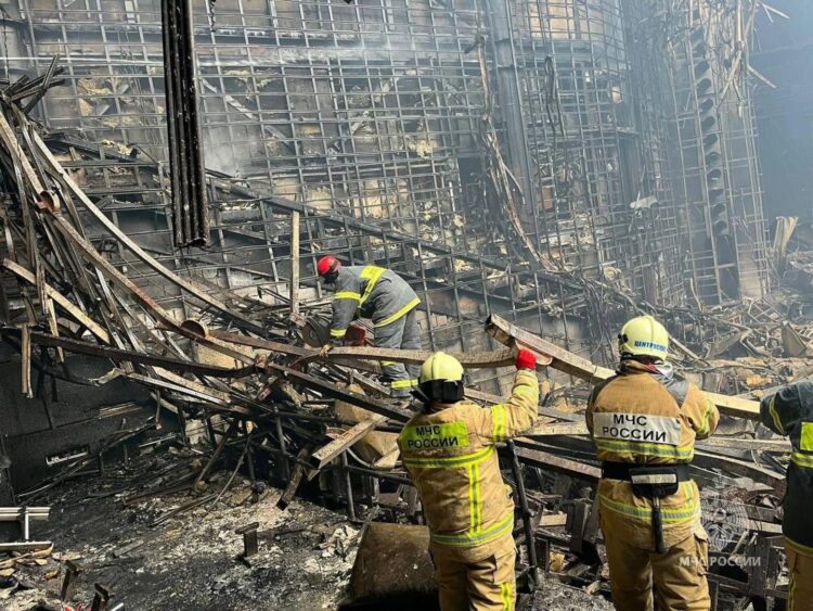 Bomberos trabajan entre los escombros tras el ataque terrorista en Moscú.