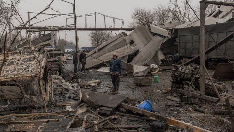 Elevan a 12 los muertos por un bombardeo de Rusia en Odesa