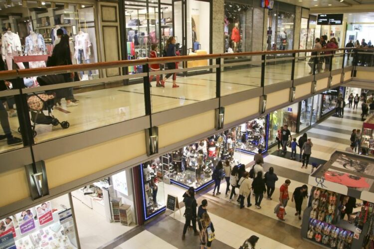 Durísima caída en las ventas de los supermercados y los shoppings