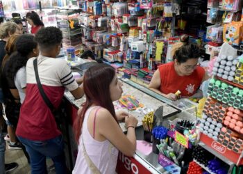 Las ventas en comercios minoristas cayeron en febrero 25,5% interanual
