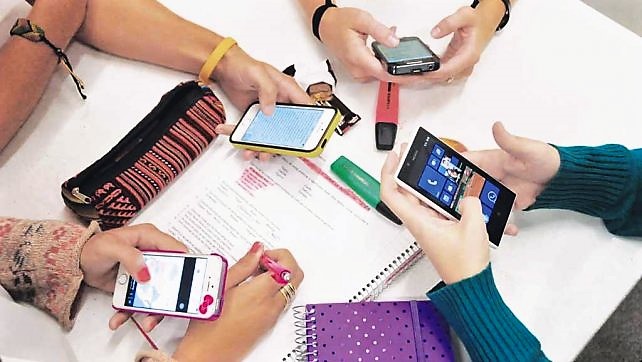 Vuelve la polémica a las aulas: prohibir o no el uso de celulares
