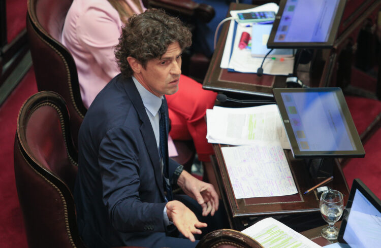 Lousteau defendió el aumento de los senadores y lo comparó con el sueldo de Adorni