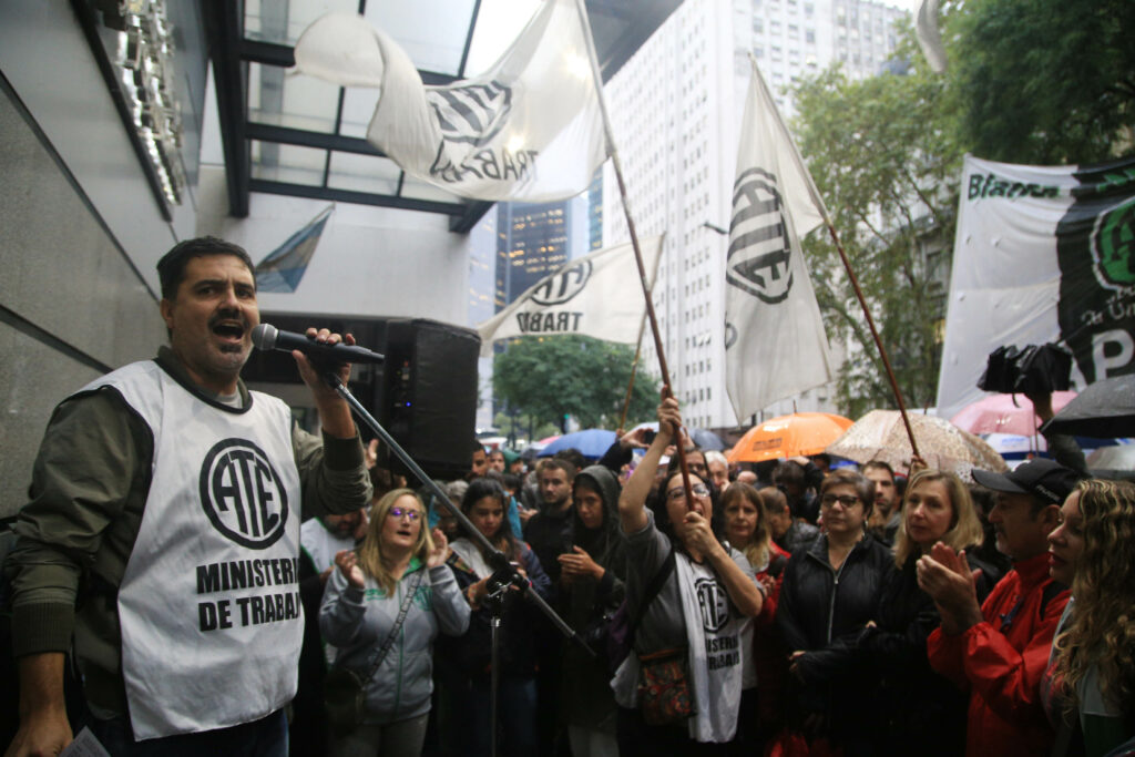 Protesta de ATE: trabajadores ingresaron a la fuerza al Inadi y hay conflictos en la Secretaría de Trabajo
