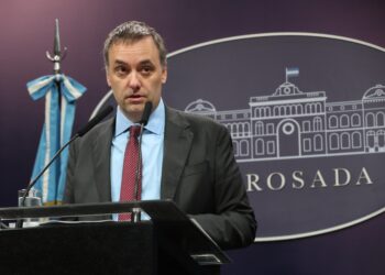 Epidemia de dengue: Adorni calificó la gestión del ministro Russo como «exquisita»