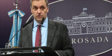 Epidemia de dengue: Adorni calificó la gestión del ministro Russo como «exquisita»