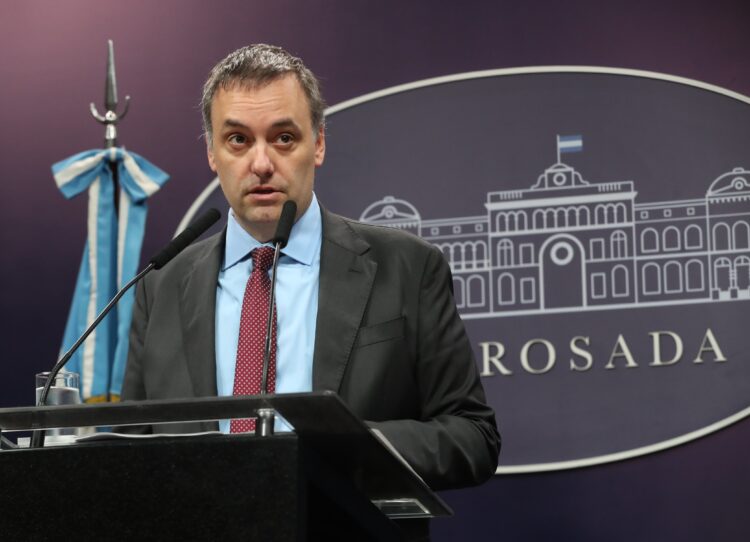Epidemia de dengue: Adorni calificó la gestión del ministro Russo como "exquisita"