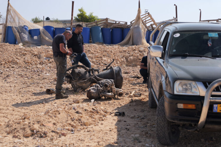 Un agente de policía inspecciona  los restos de un cohete  propulsor que, según las  autoridades israelíes, hirió de 
gravedad a una niña de 7 años, después de que Irán lanzara  drones y misiles hacia Israel, 
cerca de Arad, Israel.