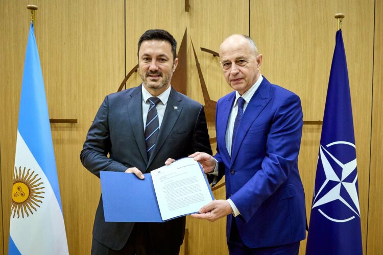 NOTICIAS ARGENTINAS ABRIL 18: 
El ministro de defensa, Luis 
Petri, se reunio con el 
Secretario General Adjunto de 
la NATO, Mircea Geoana, para 
presentar la carta de 
intención que expresa la 
solicitud de Argentina en 
convertirse en un socio global 
de esta organización.
Foto NA