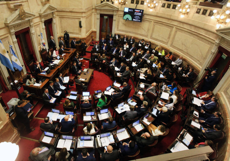 UxP presentó un proyecto de ley para fijar los salarios en los tres poderes del Estado