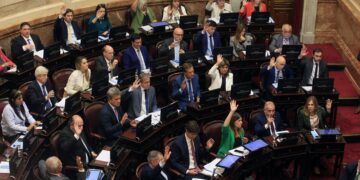 El Senado aprobó duplicar la dieta de sus legisladores, a mano alzada y sin debate