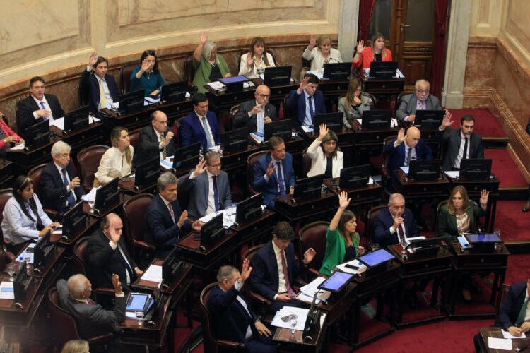 El Senado aprobó duplicar la dieta de sus legisladores, a mano alzada y sin debate