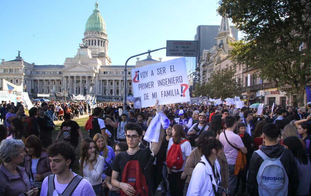 Masiva jornada en defensa de la educación pública en todo el país