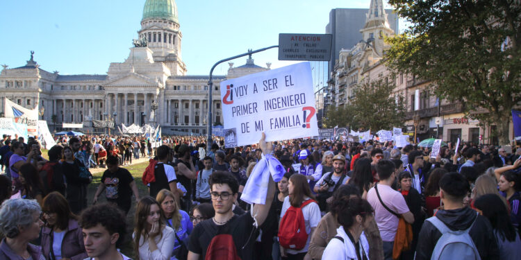 Estudiantes y docentes universitarios marchan hacia el Congreso y Plaza de Mayo