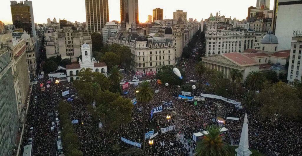 Tras la multitudinaria marcha universitaria, el Gobierno dialogará con la UBA y el CIN