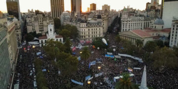 Tras la multitudinaria marcha universitaria, el Gobierno dialogará con la UBA y el CIN