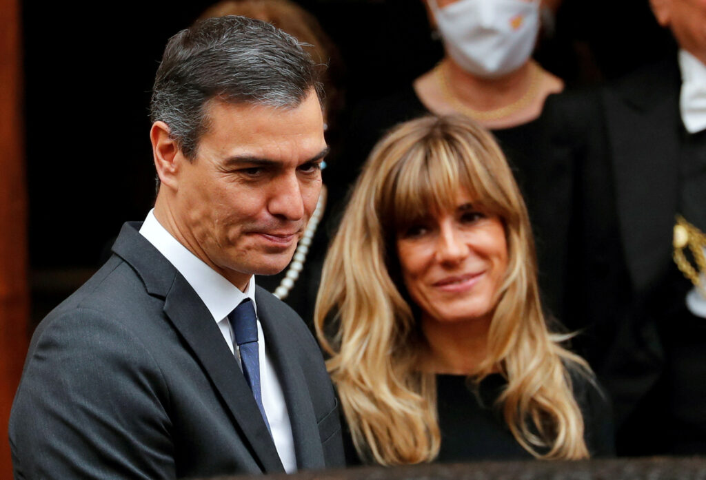 El presidente Pedro Sánchez anunció que evalúa renunciar tras una investigación a su esposa