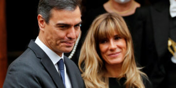El presidente Pedro Sánchez anunció que evalúa renunciar tras una investigación a su esposa