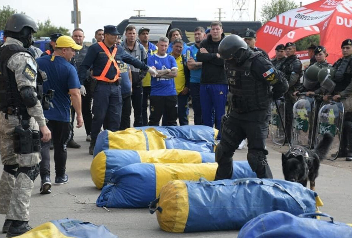 Detuvieron a Di Zeo junto a otros 58 barras de Boca por llevar armas en el colectivo