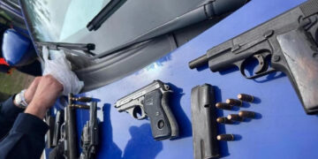 La Policía secuestró cuatro armas de fuego a un colectivo de la barra de Boca