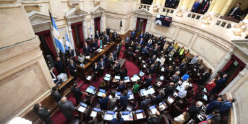 En una votación relámpago, los senadores se duplicaron el sueldo y se dieron aguinaldo