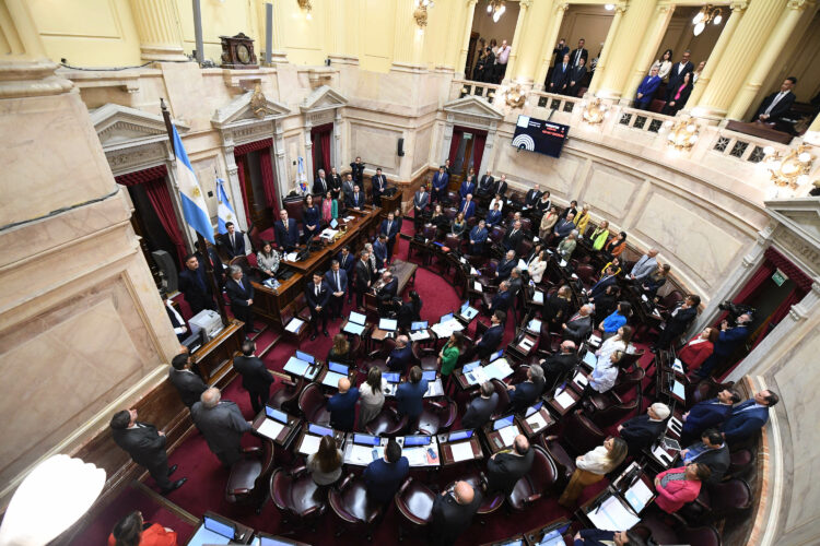 En una votación relámpago, los senadores se duplicaron el sueldo y se dieron aguinaldo