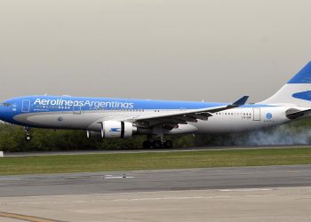 Gremios de Aerolíneas Argentinas se declaran en estado de alerta por un "vaciamiento" de la compañía