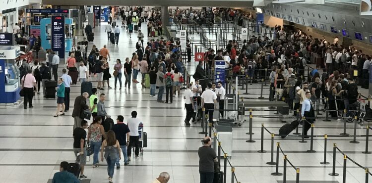 Furor por el "súper peso": cada vez más argentinos viajan al exterior para hacer compras